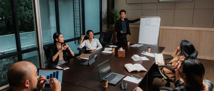 Equipe de vendas discutindo metas e estratégias de execução comercial